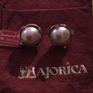 Beautiful,elegant Majorica pearl earring.